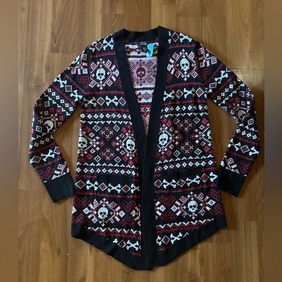 🆕 NWT Social Collision Black & Red Skull Fair Isle Cardigan size S Hot Topic 💀 - Picture 9 of 10